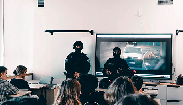 «Урок ответственности»: офицеры СОБР «Центр» провели встречу с учащимися московской школы