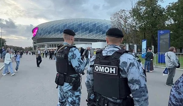 Охрану общественного порядка и безопасности граждан во время футбольного матча обеспечили столичные росгвардейцы