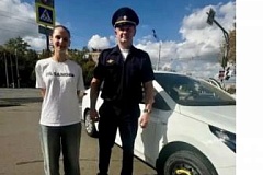 Чуткость и профессионализм на страже безопасности: сотрудник Госавтоинспекции Южного округа столицы пришел на помощь автоледи, остановившейся на дороге из-за неисправности