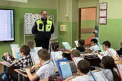 Безопасные каникулы начинаются с правильных привычек: сотрудники Госавтоинспекции ЮАО провели профилактические беседы со школьниками.