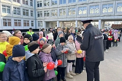 Госавтоинспекция Южного административного округа г. Москвы приняла участие во флешмобе «Безопасные каникулы», приуроченном к началу школьных каникул в ГБОУ Школе № 935.